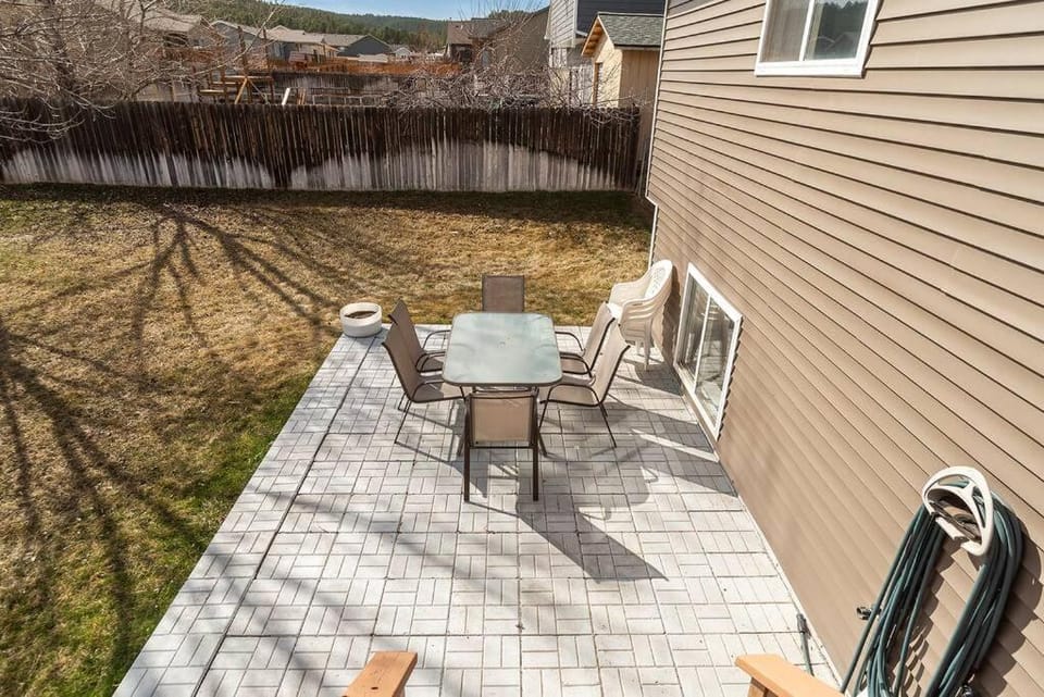 Property building, Patio, Day, Balcony/Terrace, Dining area