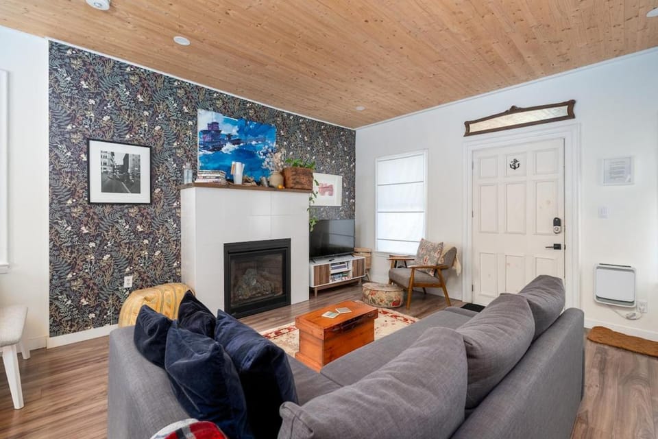 Artistic Picton getaway House in New York