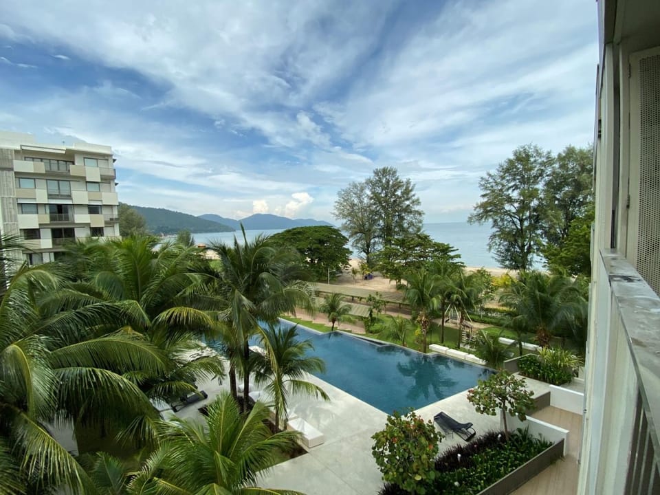 BY THE SEA - Penthouse 3 bedroom Apartment in Batu Ferringhi, Penang, Malaysia