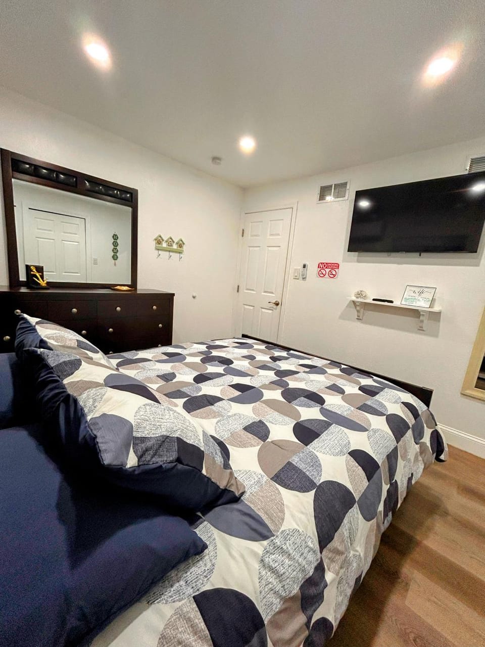Bed, TV and multimedia, Photo of the whole room, Evening entertainment, Bedroom