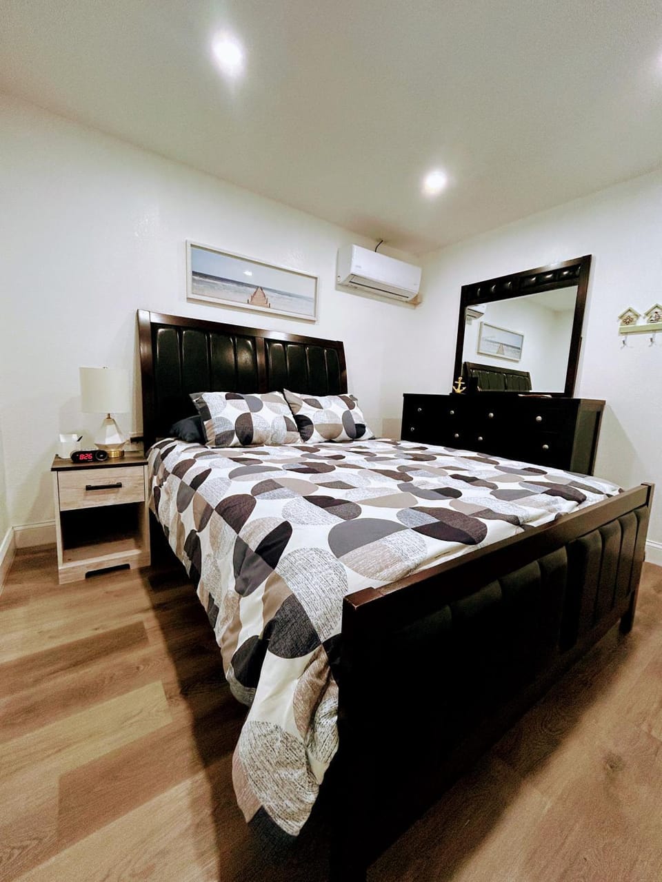 Bed, TV and multimedia, Photo of the whole room, Bedroom, wardrobe, air conditioner