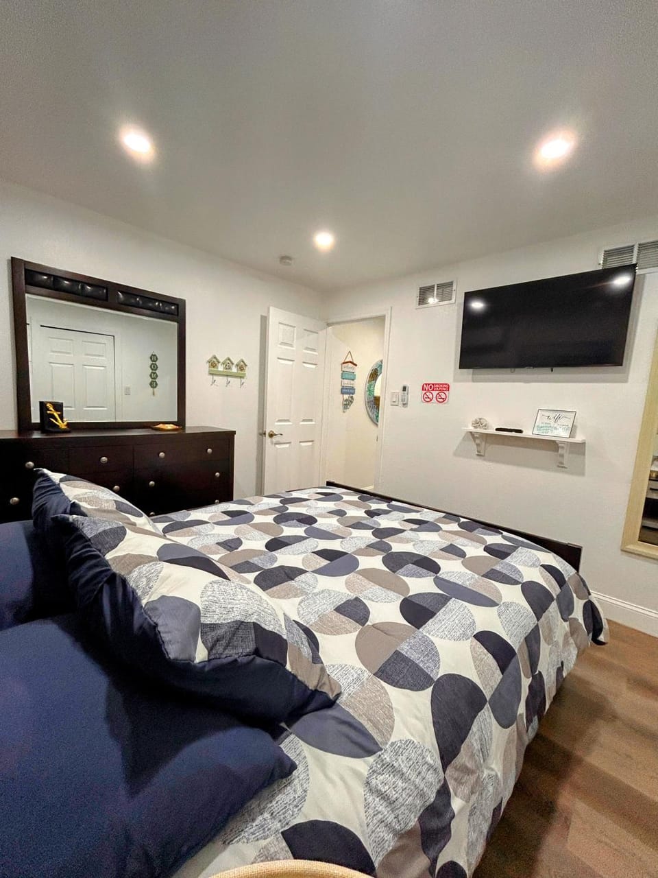 Bed, TV and multimedia, Photo of the whole room, Seating area, Bedroom