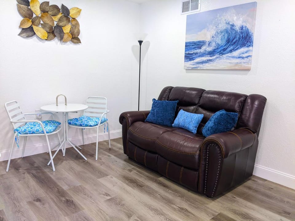 Living room, Seating area, Dining area, locker