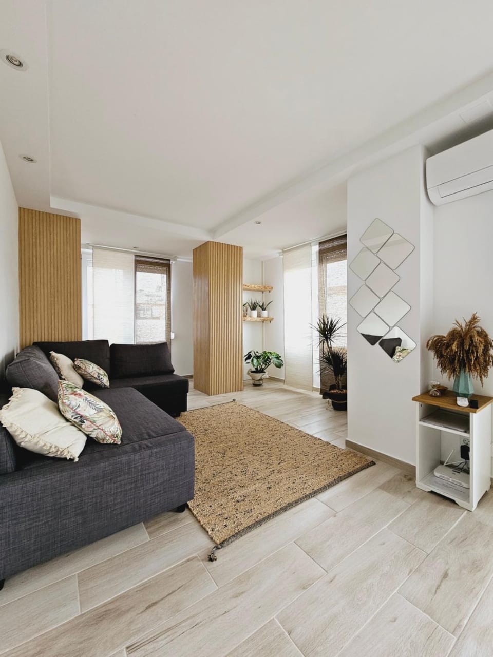 Bed, Living room, Photo of the whole room, Seating area