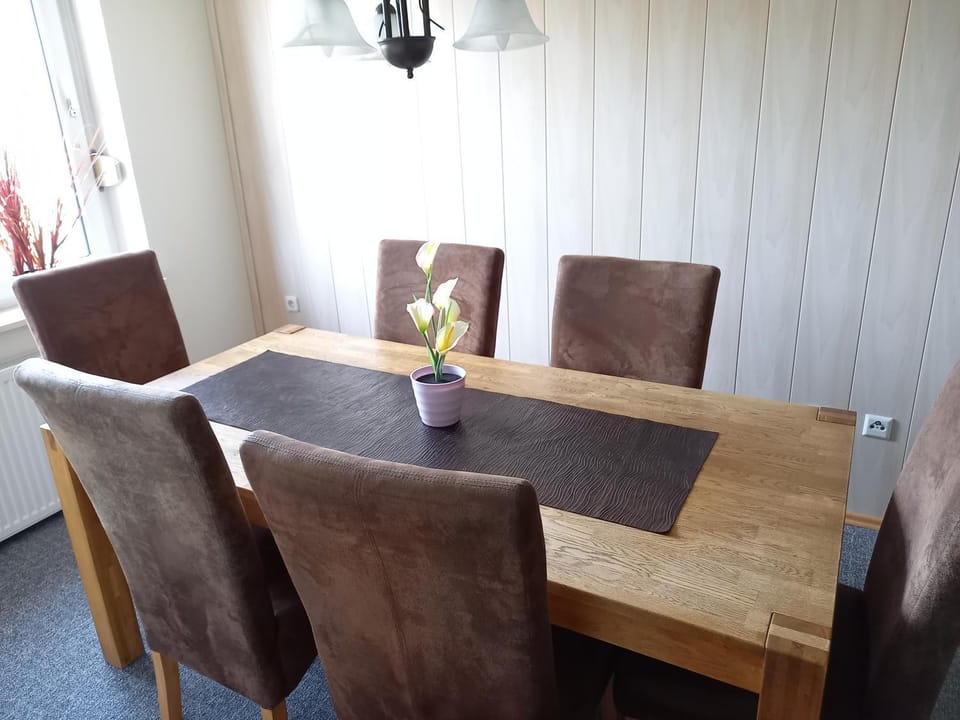 Dining area, Food
