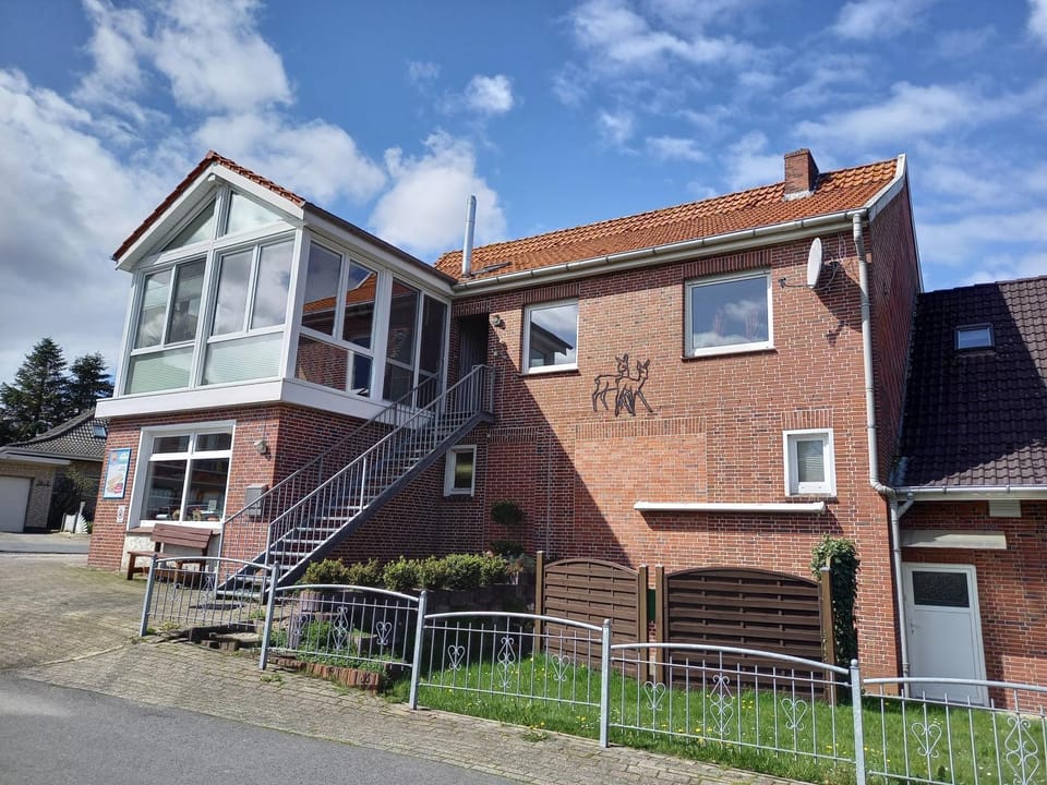 Property building, Facade/entrance, Day
