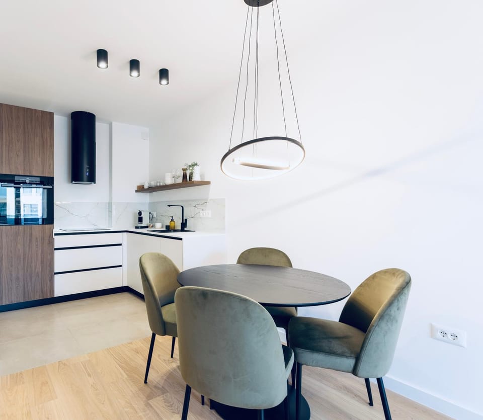 Kitchen or kitchenette, Dining area