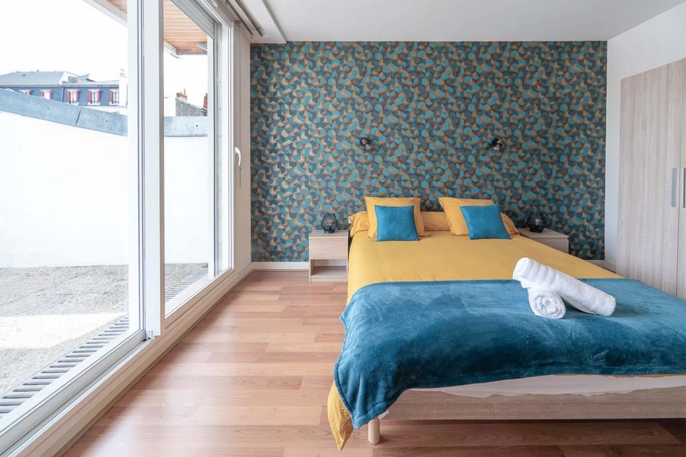 Bed, Photo of the whole room, Bedroom, towels