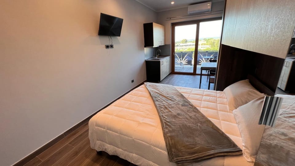 Bed, Natural landscape, Fishing, Fishing, TV and multimedia, Swimming pool, internet, kitchen, air conditioner