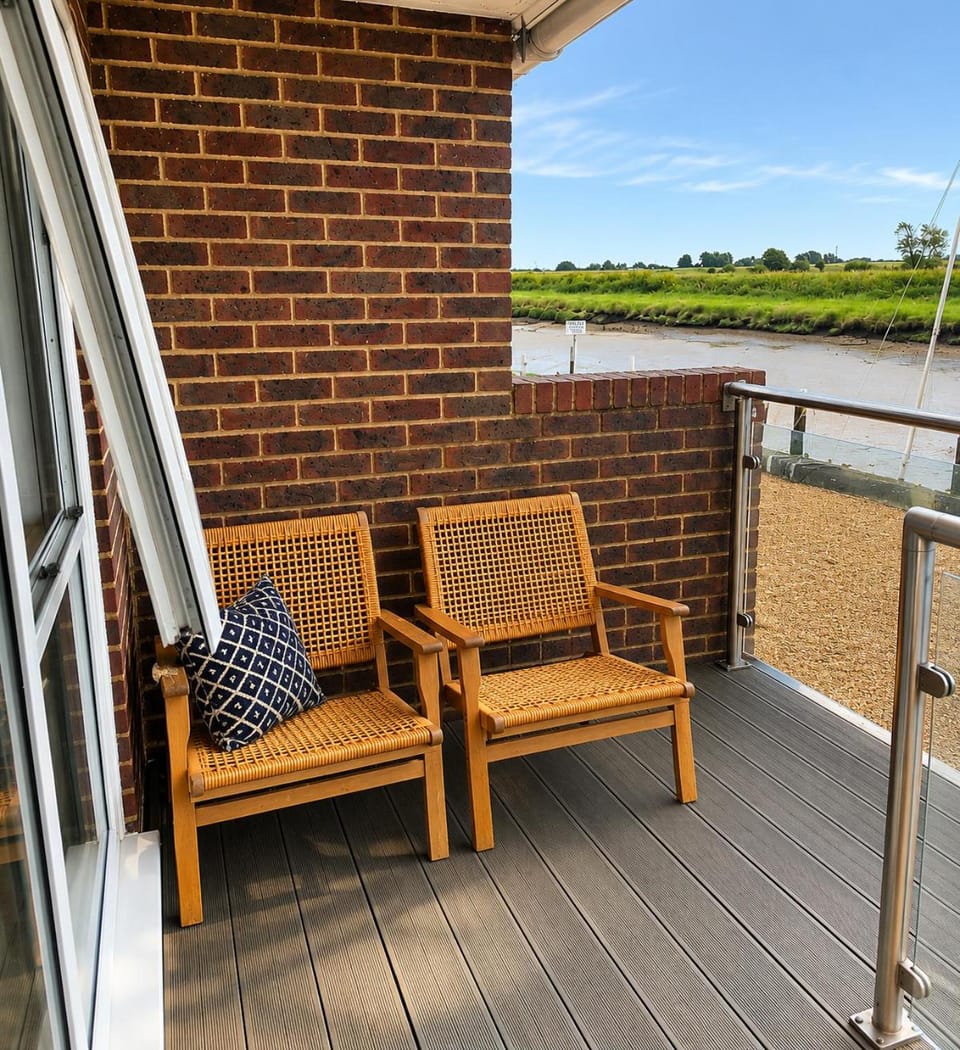 Cosy 1 bedroom apartment over looking river Apartment in Rother District