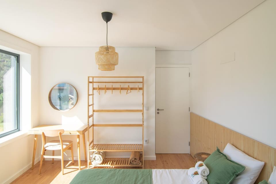 Photo of the whole room, Bedroom, wardrobe