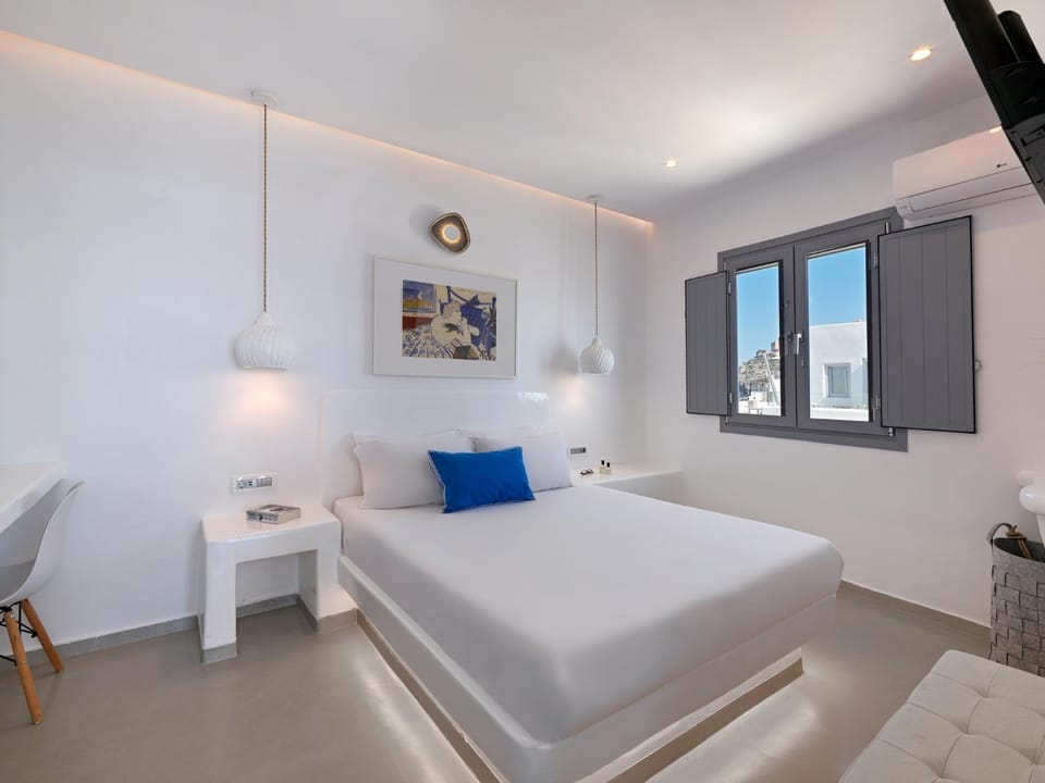 Bed, TV and multimedia, Bedroom