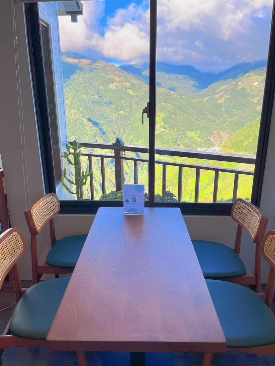 Restaurant/places to eat, Natural landscape, Breakfast
