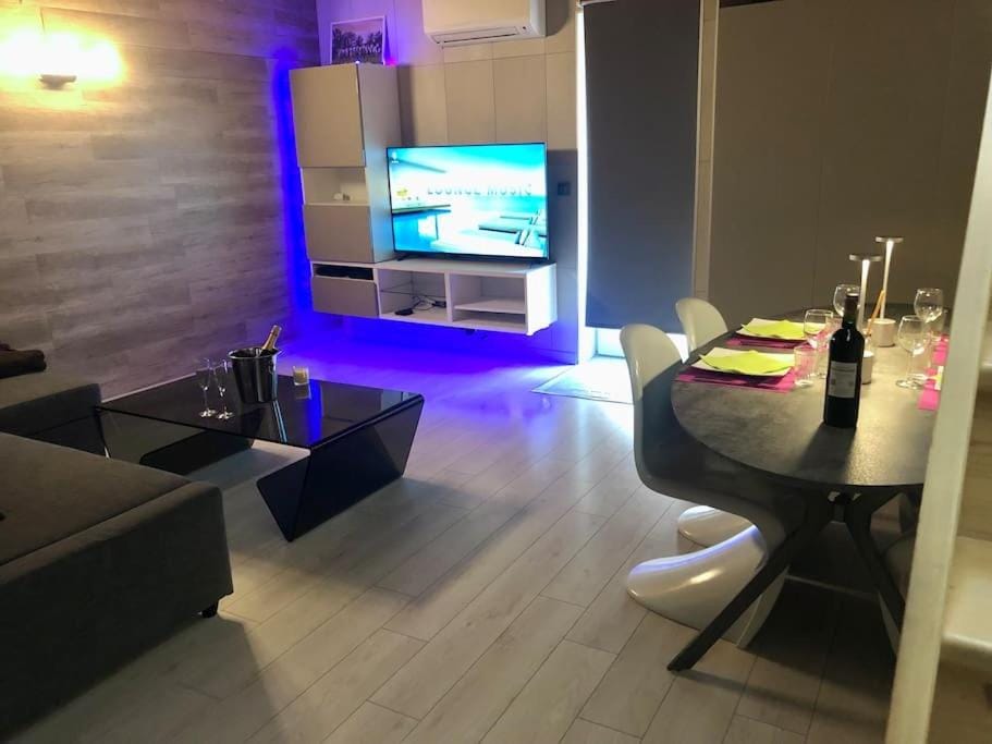 TV and multimedia, Living room, Dining area