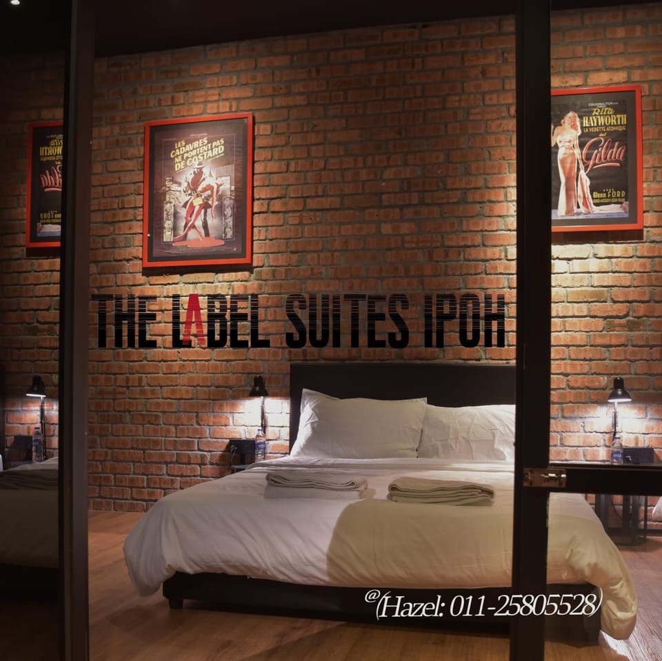 Bed, Photo of the whole room, Bedroom, Text overlay