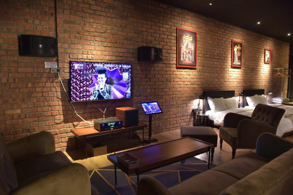 Communal lounge/ TV room, Karaoke, TV and multimedia, Living room, Seating area, Evening entertainment