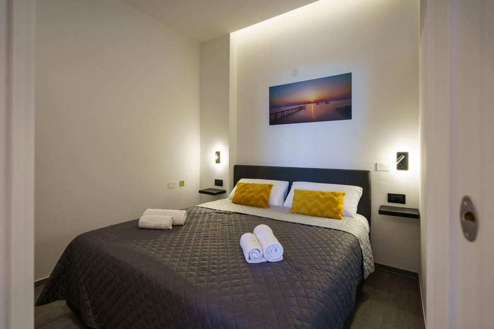 Bed, Bedroom, towels