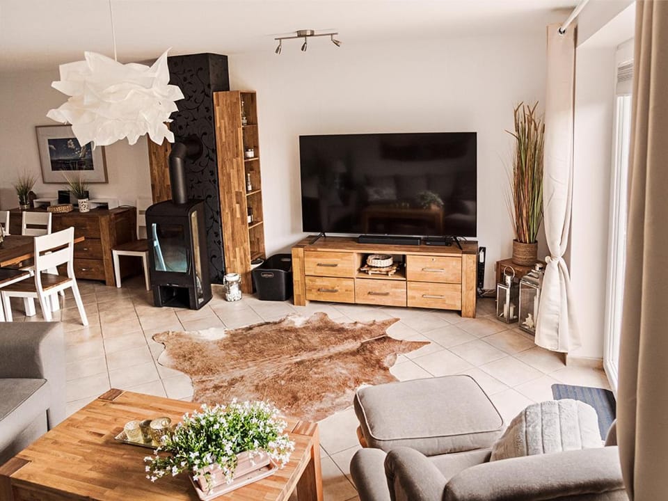 TV and multimedia, Living room, Seating area, Dining area