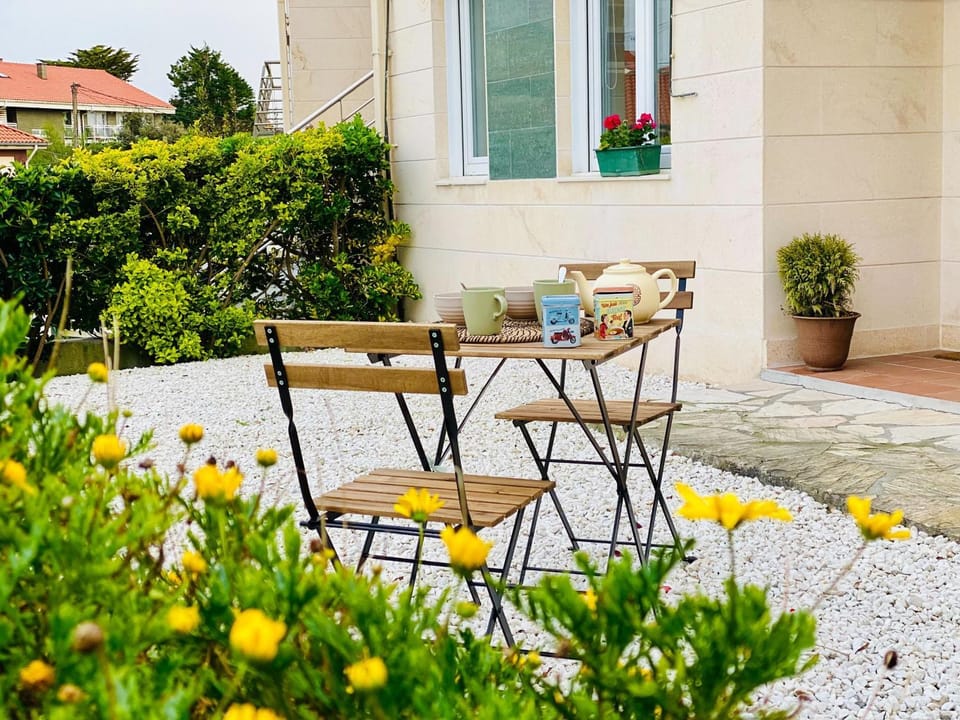 Patio, Spring, Day, Garden, Garden, Dining area, Garden view