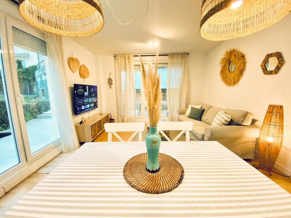 Communal lounge/ TV room, TV and multimedia, Living room, Seating area, Dining area, Evening entertainment