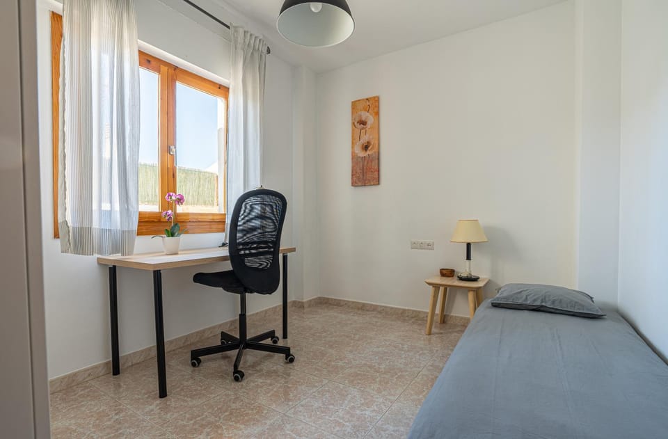 Bed, Photo of the whole room, Seating area, Bedroom, hair dresser