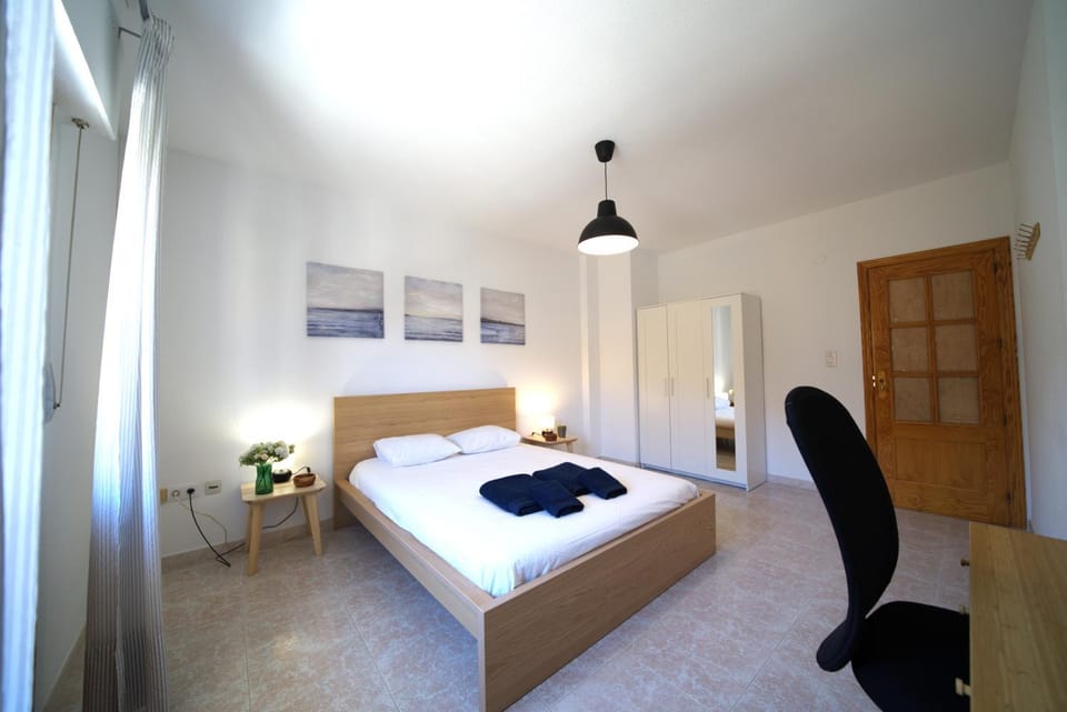 Bed, Photo of the whole room, Bedroom