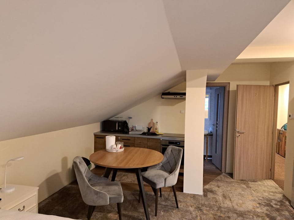 Kitchen or kitchenette, Dining area