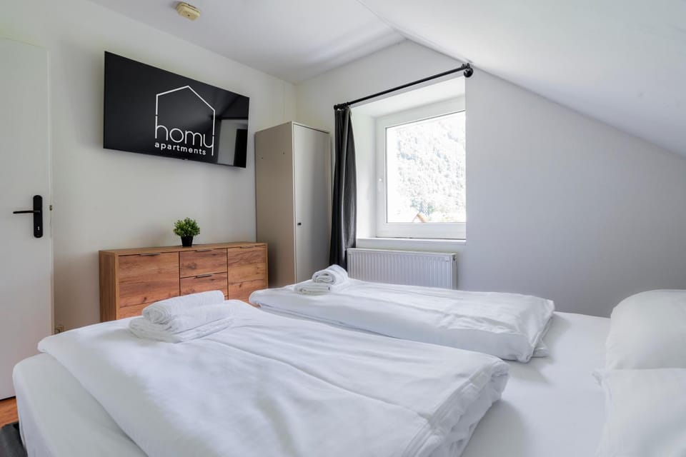 Bed, TV and multimedia, Photo of the whole room, Logo/Certificate/Sign, Bedroom, towels