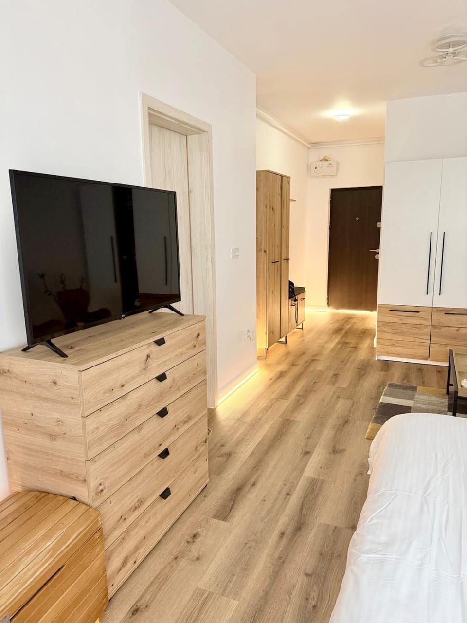 Bed, TV and multimedia, Bedroom
