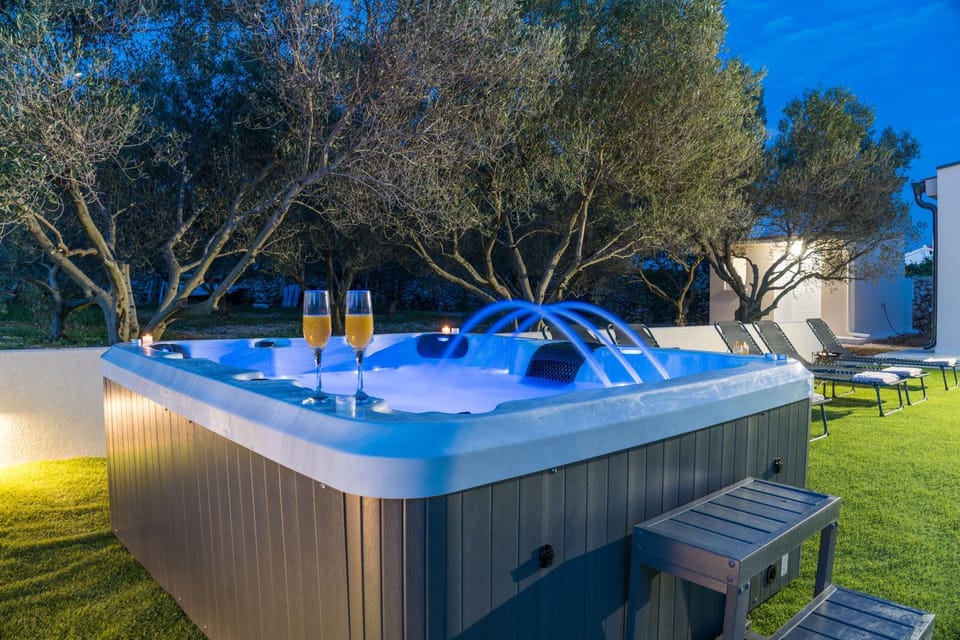 Villa Grioni, beach front villa with jacuzzi Villa in Novalja