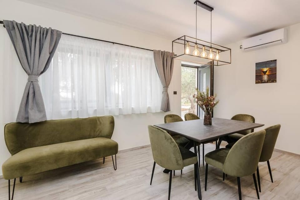 Villa Grioni, beach front villa with jacuzzi Villa in Novalja
