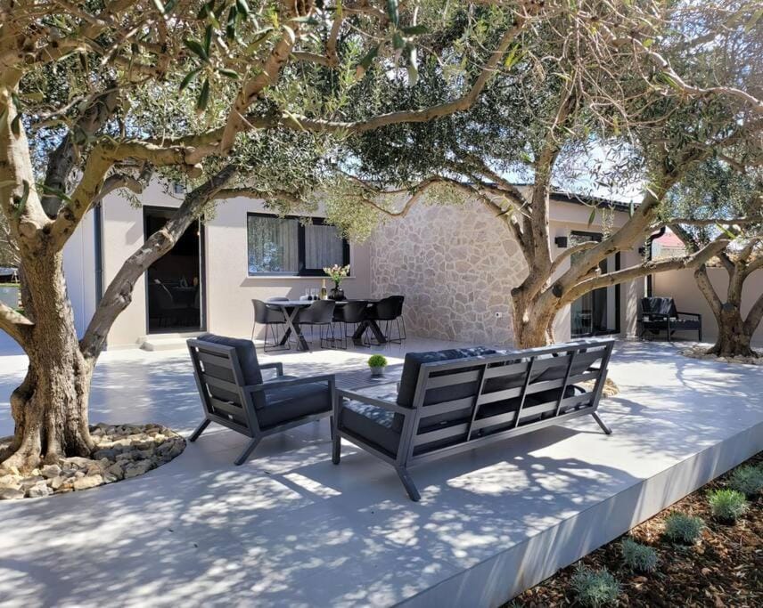 Villa Grioni, beach front villa with jacuzzi Villa in Novalja