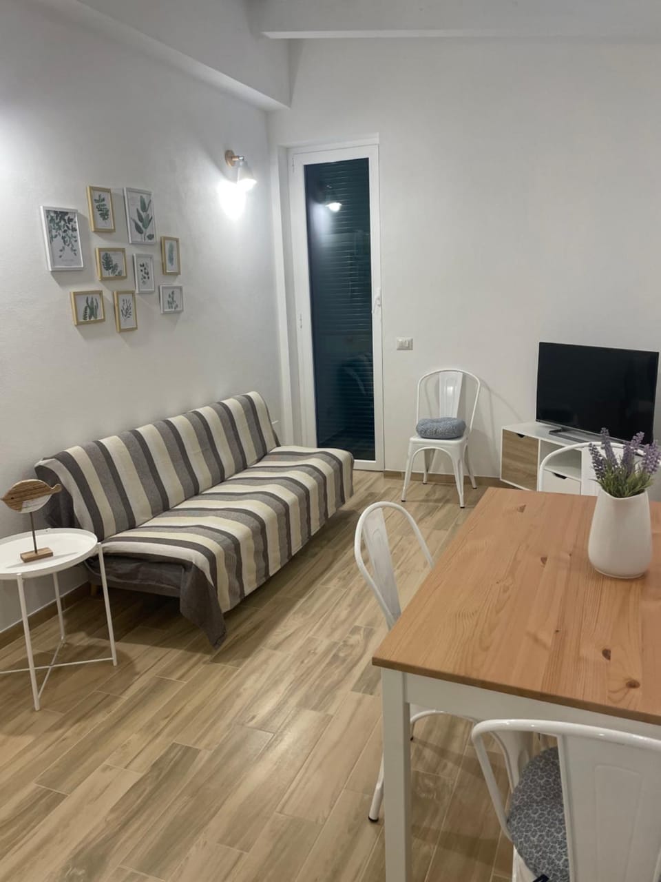 TV and multimedia, Living room, Seating area, Dining area