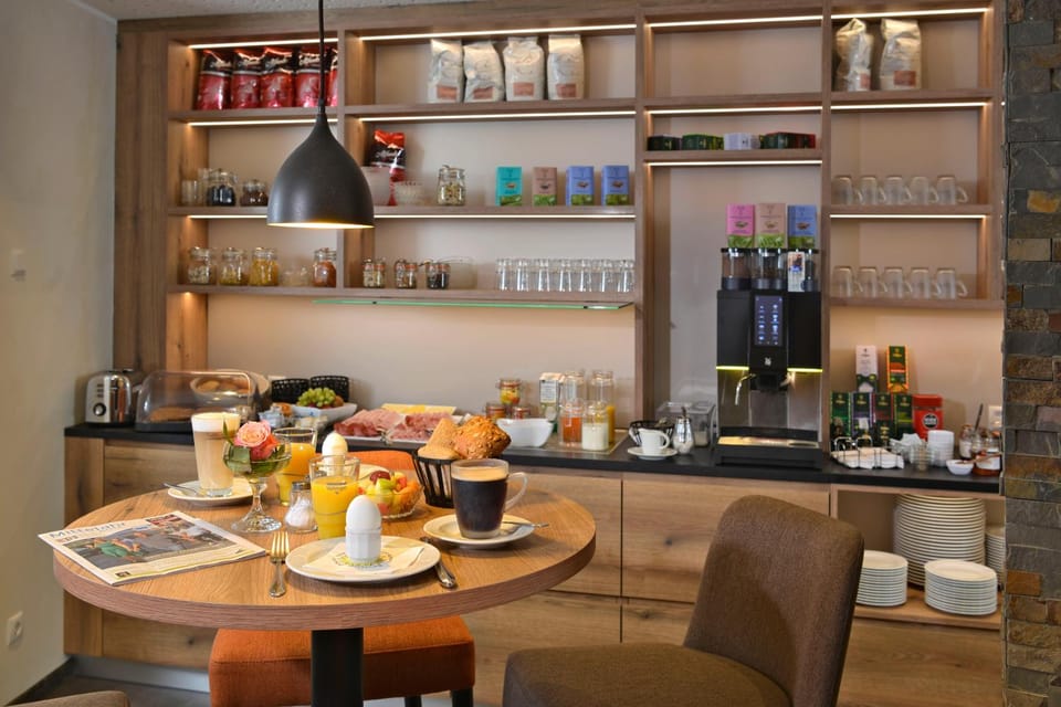 Restaurant/places to eat, Breakfast, Buffet breakfast