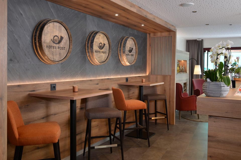 Restaurant/places to eat, Lounge or bar