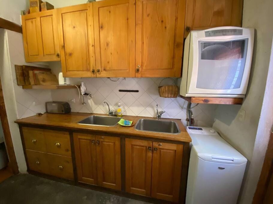 Kitchen or kitchenette, dishwasher, washing machine