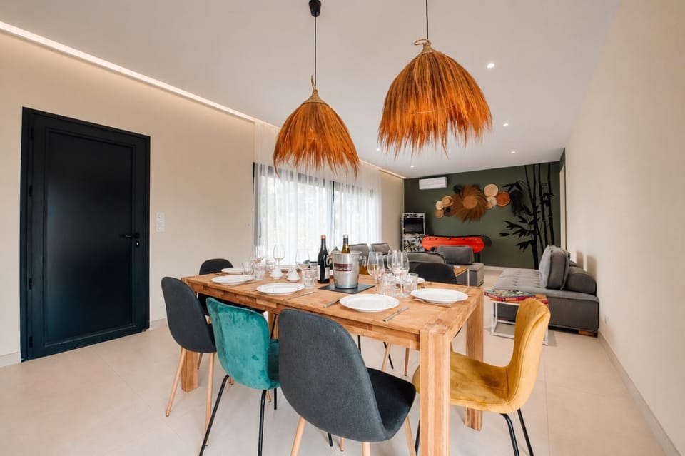 Seating area, Dining area