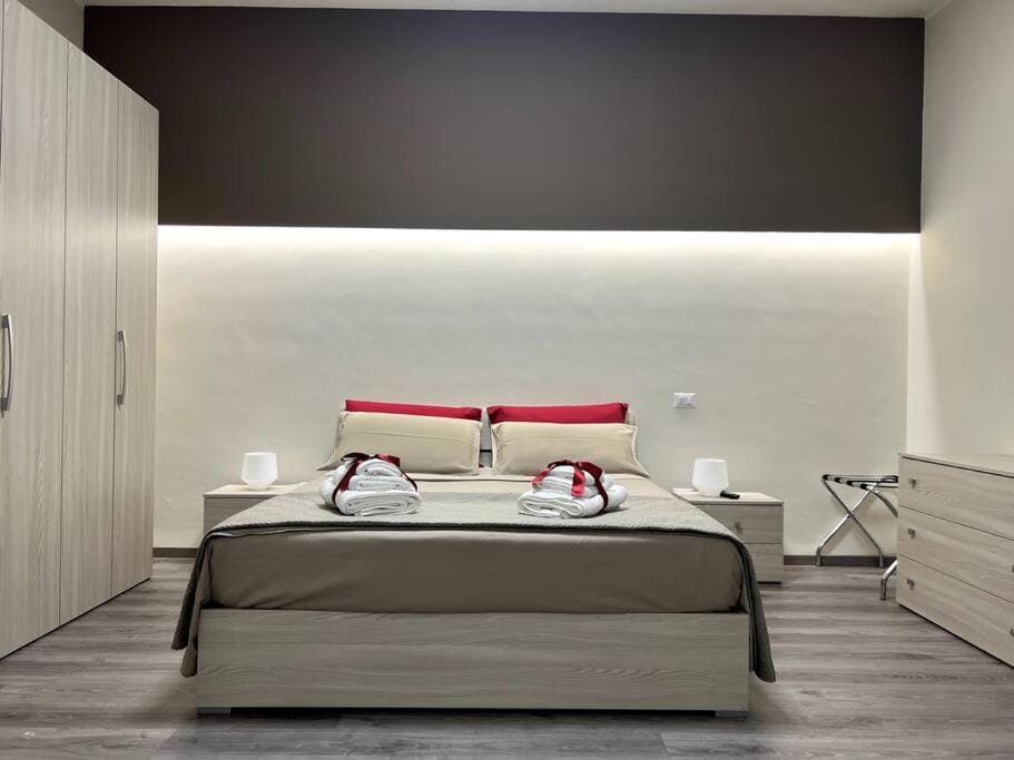 Bed, Photo of the whole room, Bedroom, towels