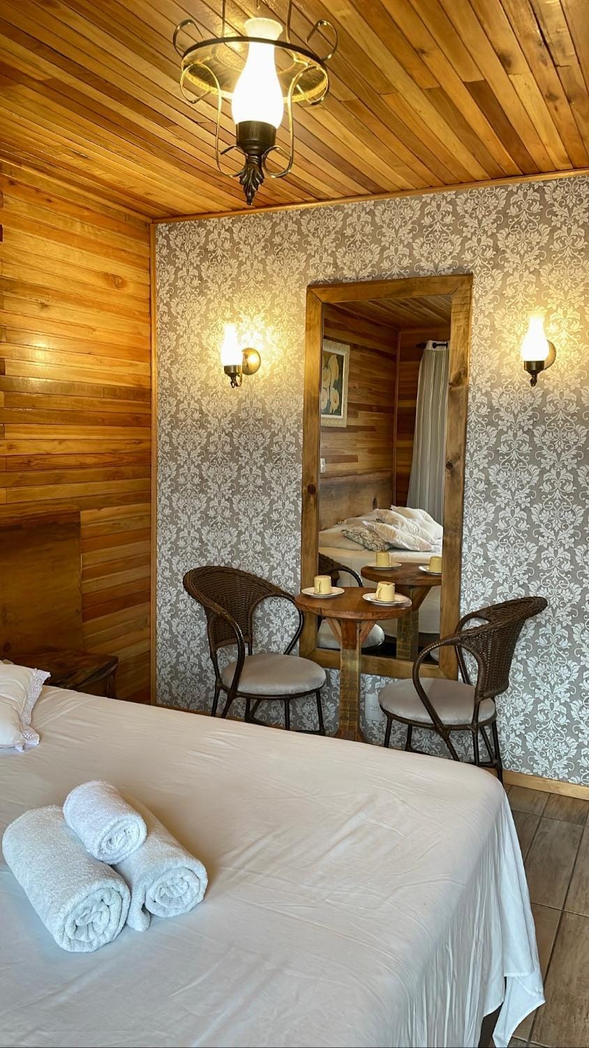 Bed, Photo of the whole room, Dining area, Bedroom, towels