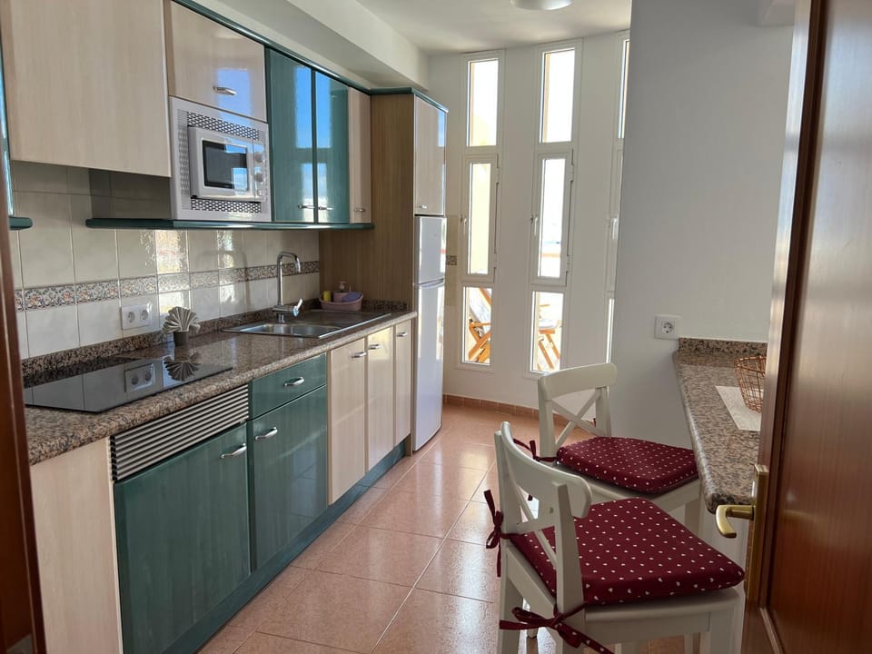 minibar, stove