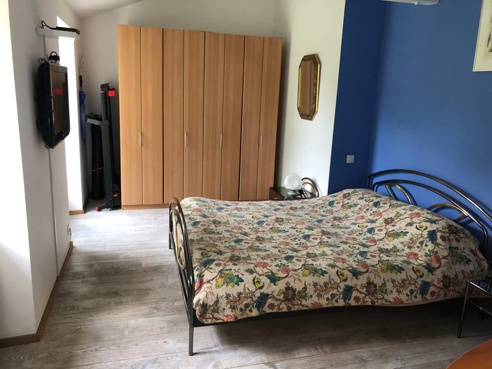 Bed, TV and multimedia, Bedroom, wardrobe