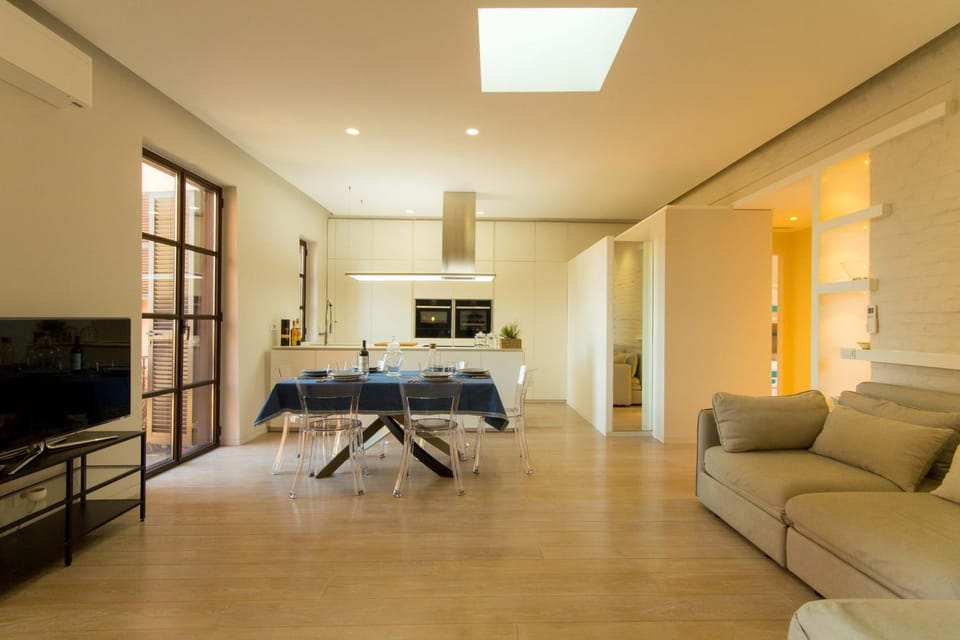 TV and multimedia, Kitchen or kitchenette, Living room, Seating area, Dining area