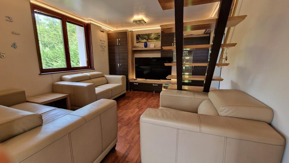 Pilis Hills View Deluxe House with Pool & AC near Bp House in Hungary