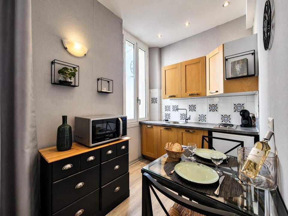 Kitchen or kitchenette