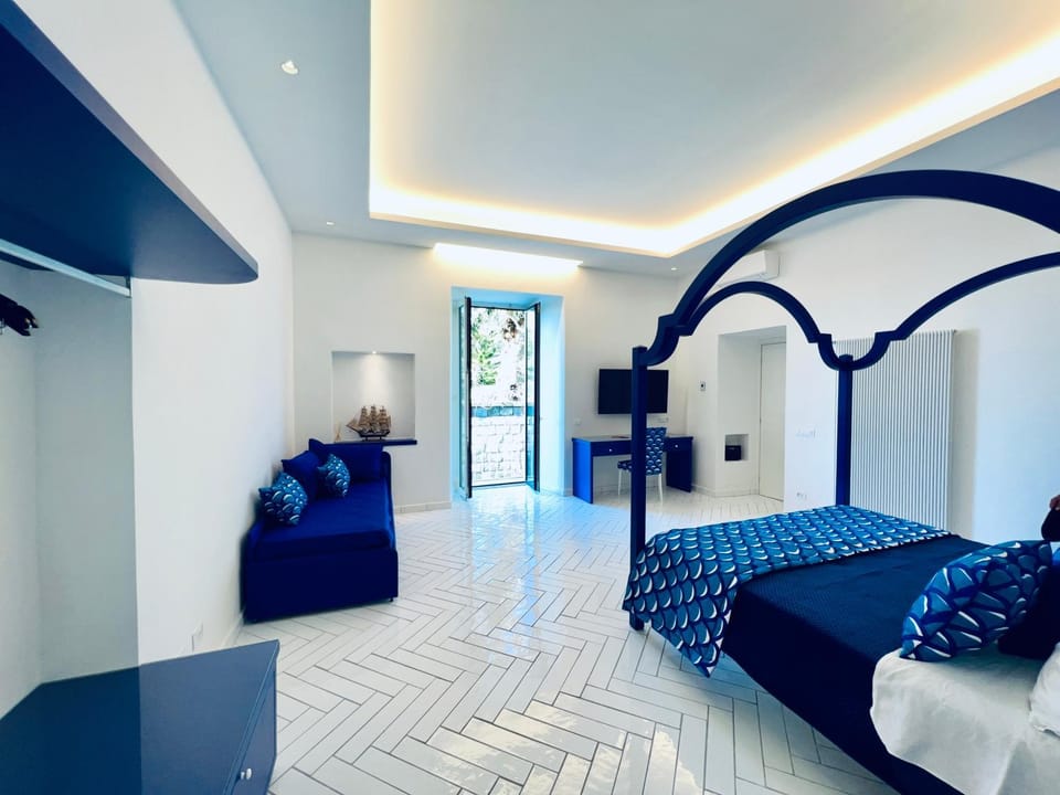 Bed, TV and multimedia, Photo of the whole room, Bedroom