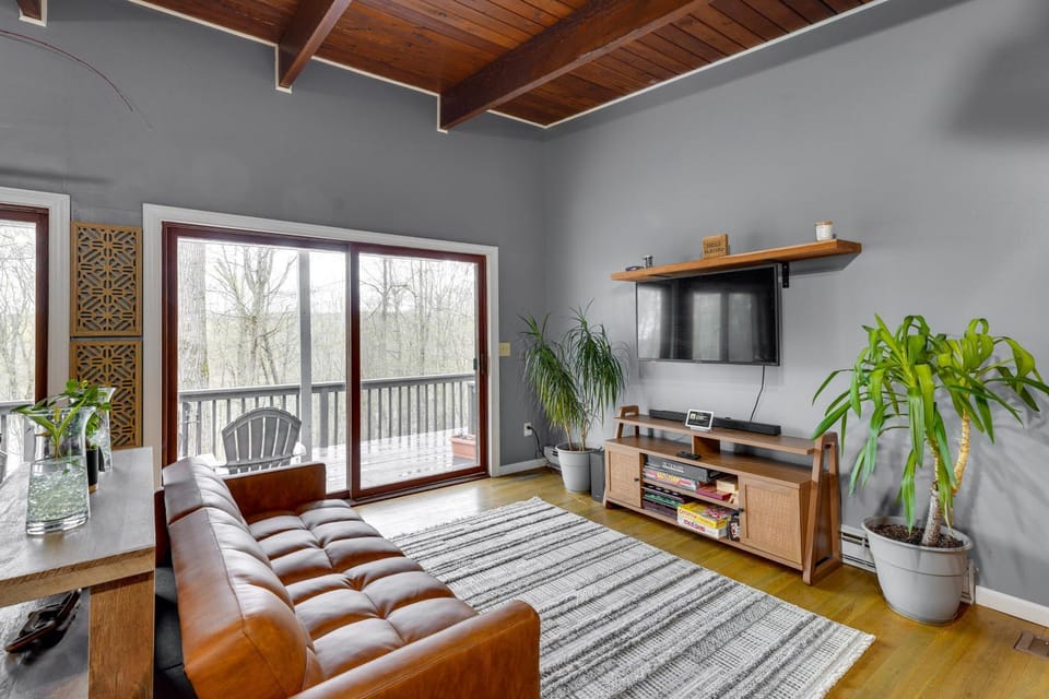'Alpine House' Modern Delevan Cabin on 2 Acres Cabin in Cattaraugus