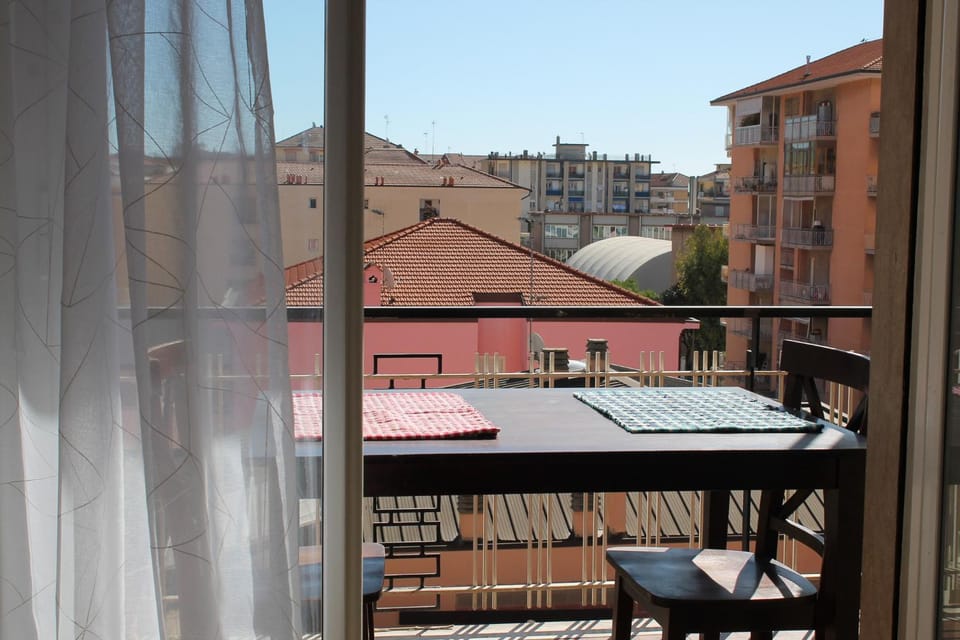 View (from property/room), Balcony/Terrace, Dining area, City view