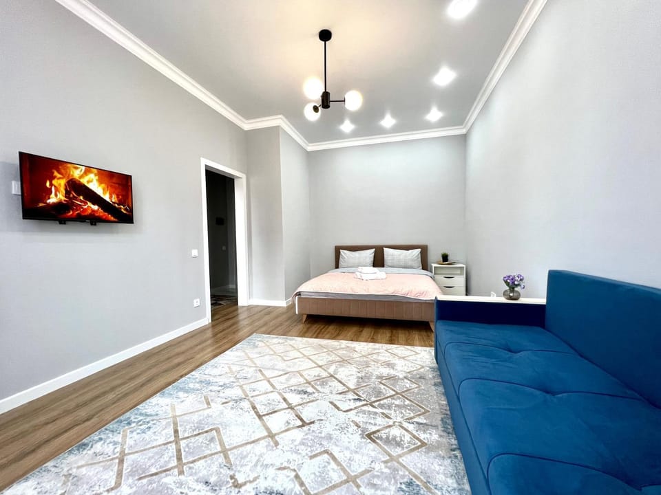 Bed, TV and multimedia, Living room, Photo of the whole room