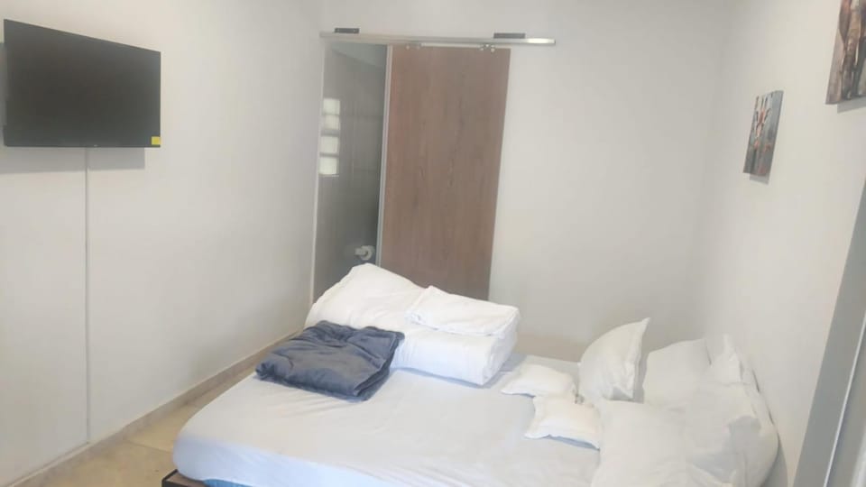 Bed, TV and multimedia, Photo of the whole room, Bedroom, towels