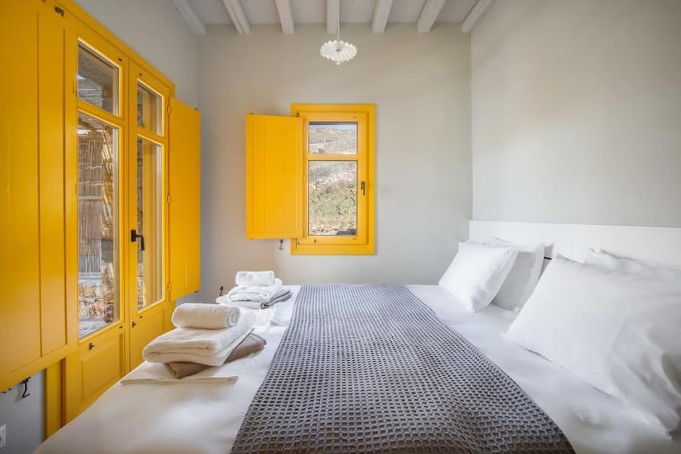 Serenity Beach Villa - Port View House in Milos